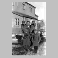 051-0066 Die drei Kinder Helmut, Gisela und Dorothea mit einer Arbeitsmaid auf dem elterlichen Hof im Jahre 1941.JPG